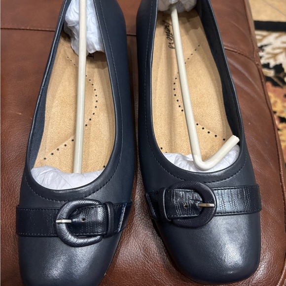 NIB Trotters Navy Blue Sylvia Pumps Sz 11N - Picture 5 of 9